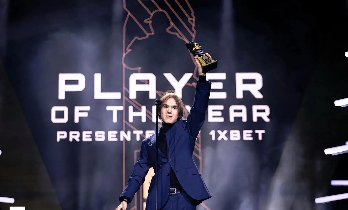 Wayward ： 你还在用坚定的眼神选乌迪尔来批评我的9号大师吗？他现在是上单